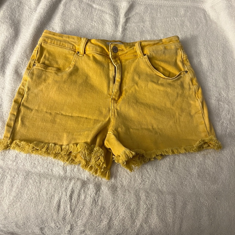 Zenana Acid Washed Frayed Cutoff Hem Shorts. Yellow Gold. Large (10-12)